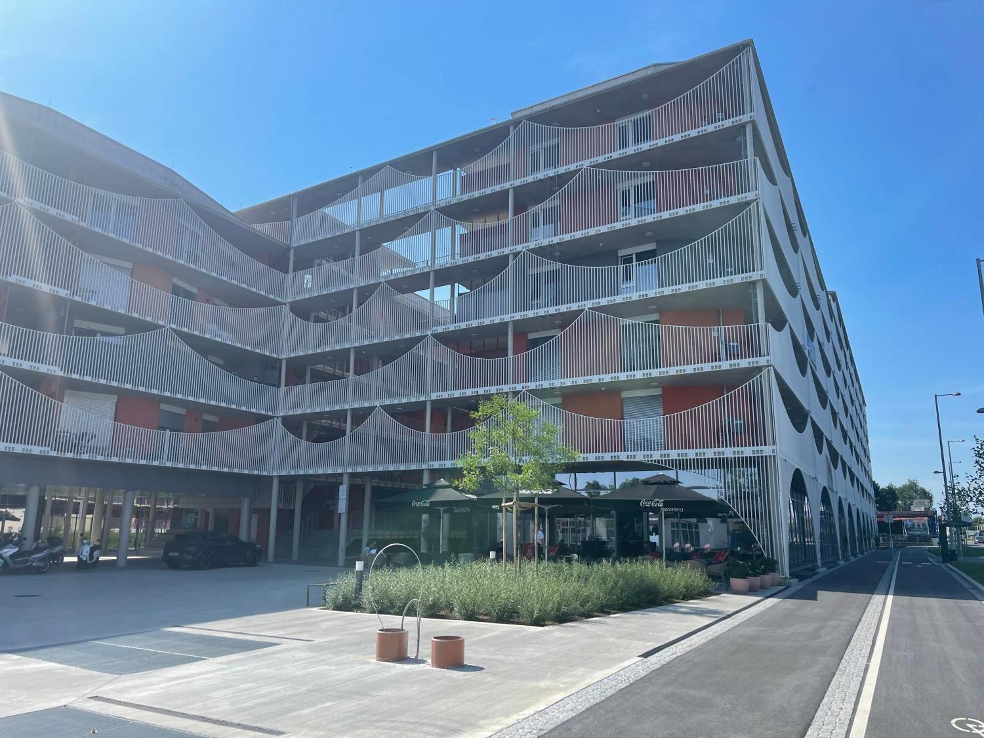 Luxusapartment Mit 40 Qm Terrasse, E-Parkplatz Und Parkplatz Graz Exterior photo